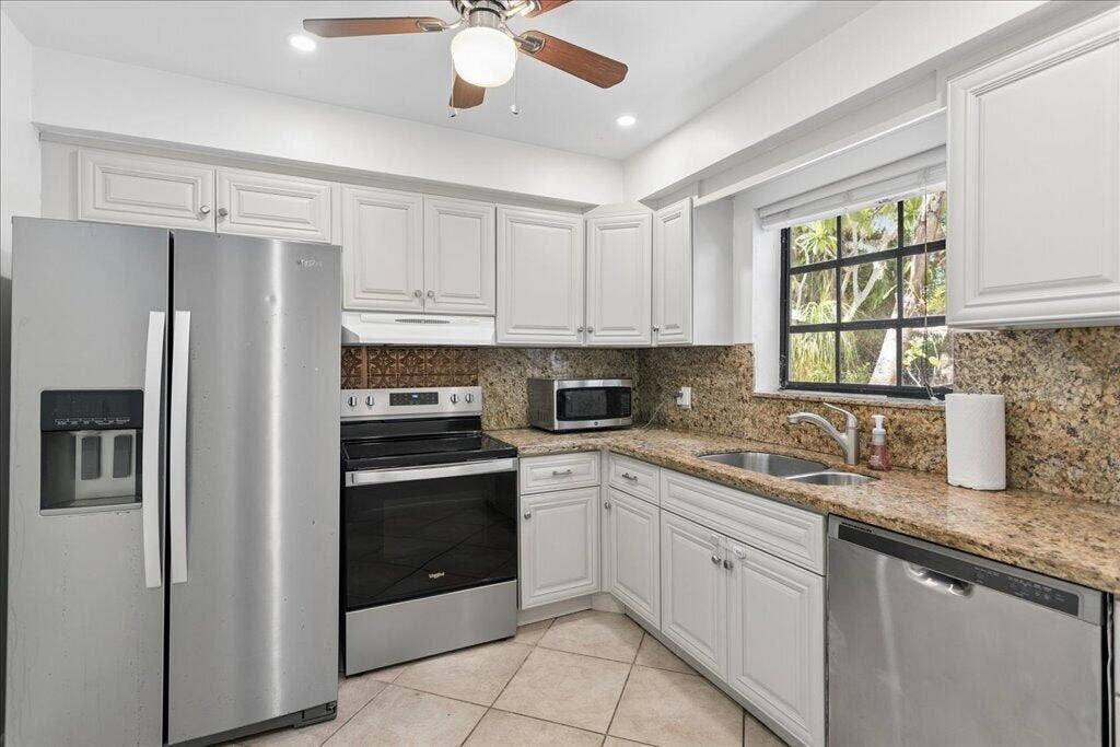 738 NE 16TH Avenue, Fort Lauderdale, FL 33304 Kitchen
