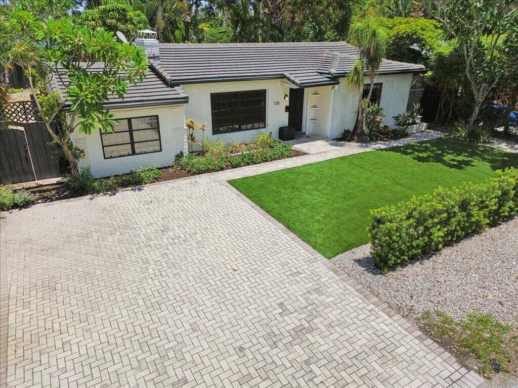 738 NE 16TH Avenue, Fort Lauderdale, FL 33304 Front of Structure