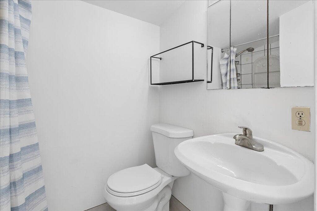 738 NE 16TH Avenue, Fort Lauderdale, FL 33304 Bathroom