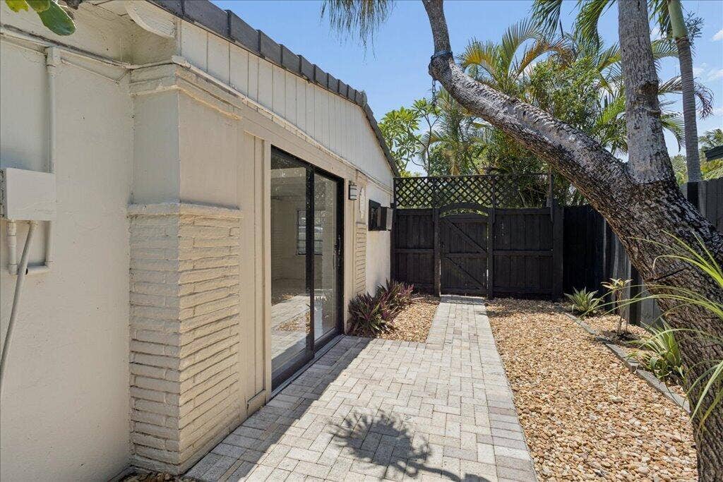 738 NE 16TH Avenue, Fort Lauderdale, FL 33304 Patio