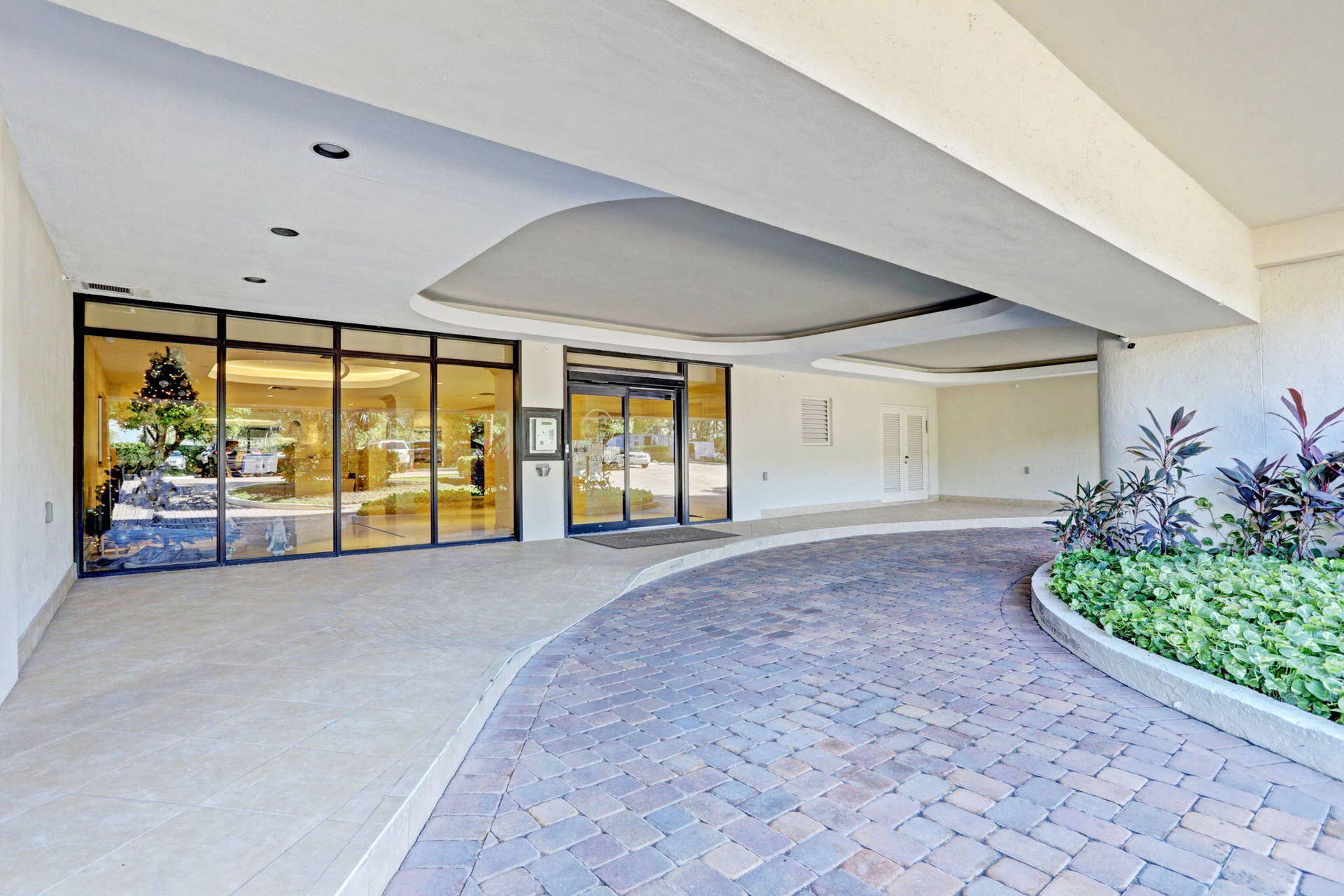 3440 S OCEAN Boulevard, #105S, Palm Beach, FL 33480 Drive home to your full service home