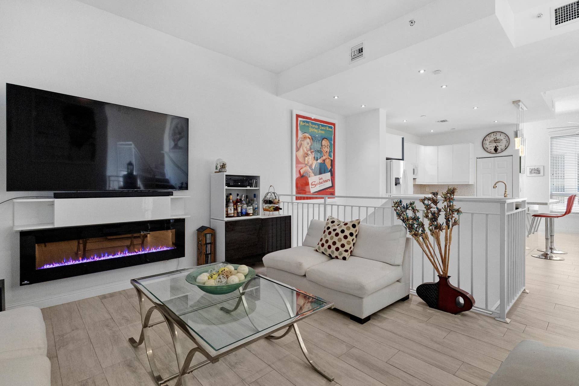 711 SE 16th Court, Fort Lauderdale, FL 33316 26_accutour_01 711-se-16th-ct -027.png