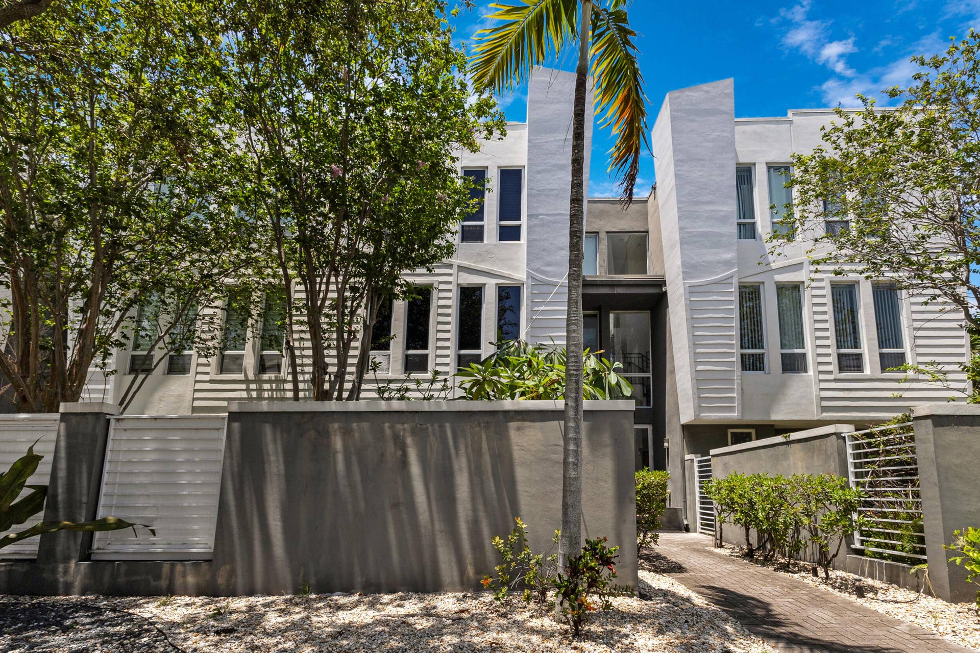711 SE 16th Court, Fort Lauderdale, FL 33316 2_accutour_01 711-se-16th-ct -002