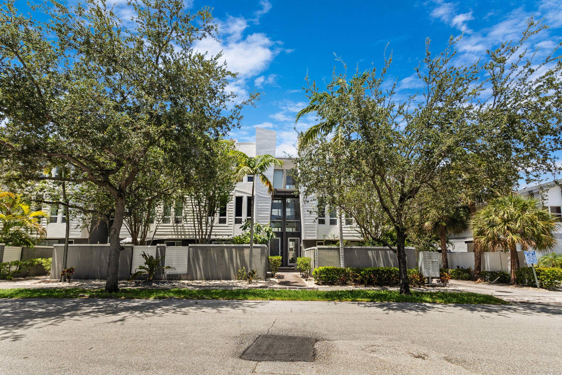711 SE 16th Court, Fort Lauderdale, FL 33316 3_accutour_01 711-se-16th-ct -003