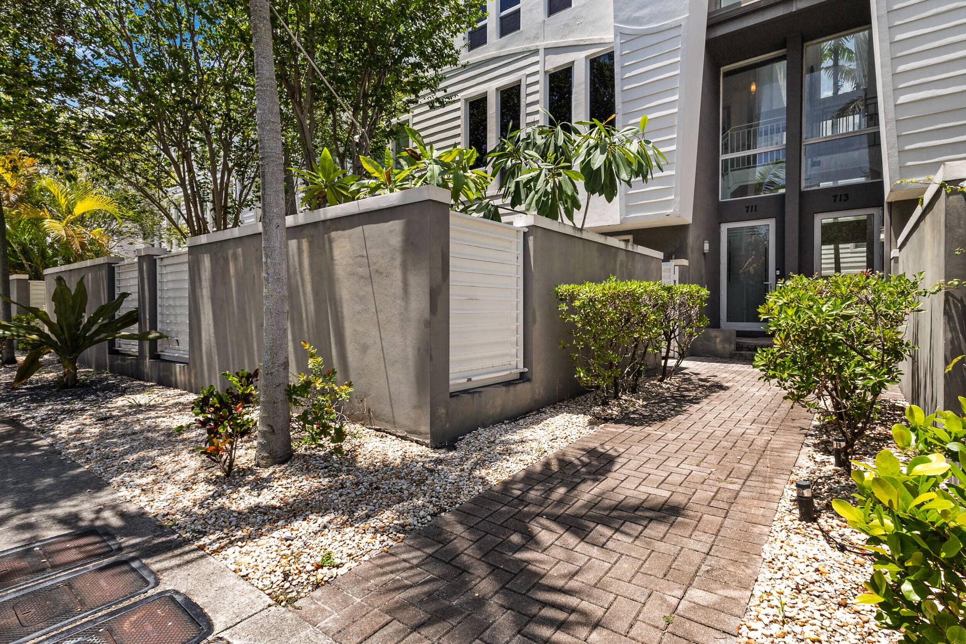711 SE 16th Court, Fort Lauderdale, FL 33316 1_accutour_01 711-se-16th-ct -001