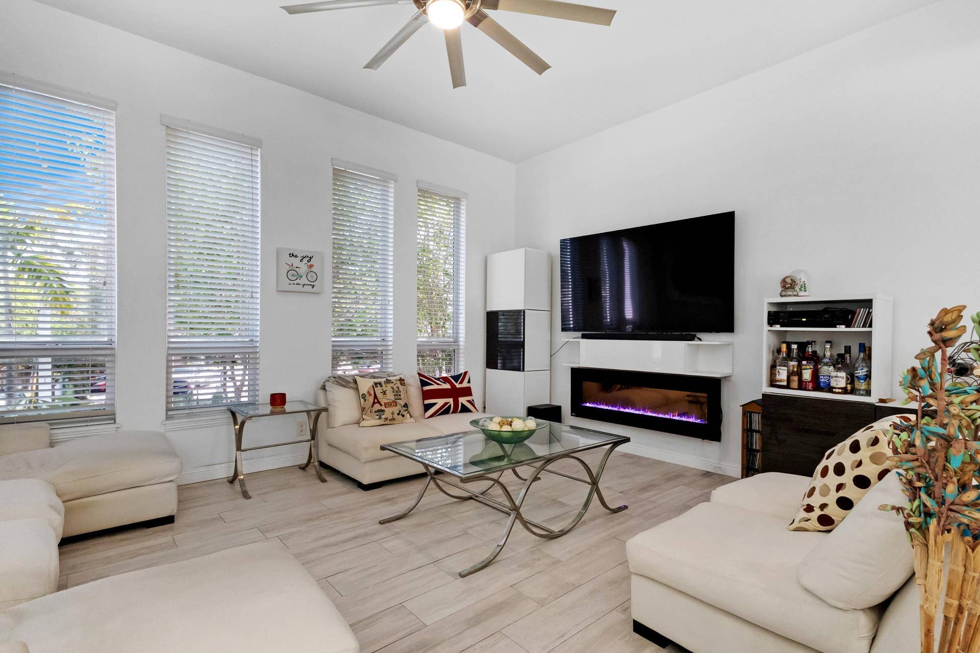711 SE 16th Court, Fort Lauderdale, FL 33316 28_accutour_01 711-se-16th-ct -029.png