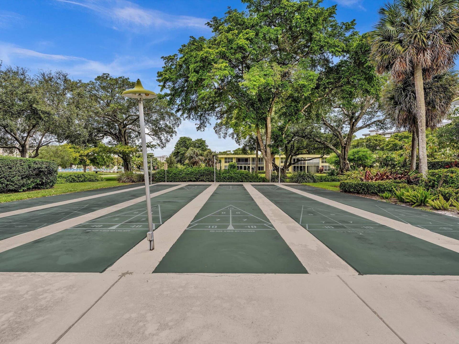 605 OAKS Drive, #810, Pompano Beach, FL 33069 48-FPP00351