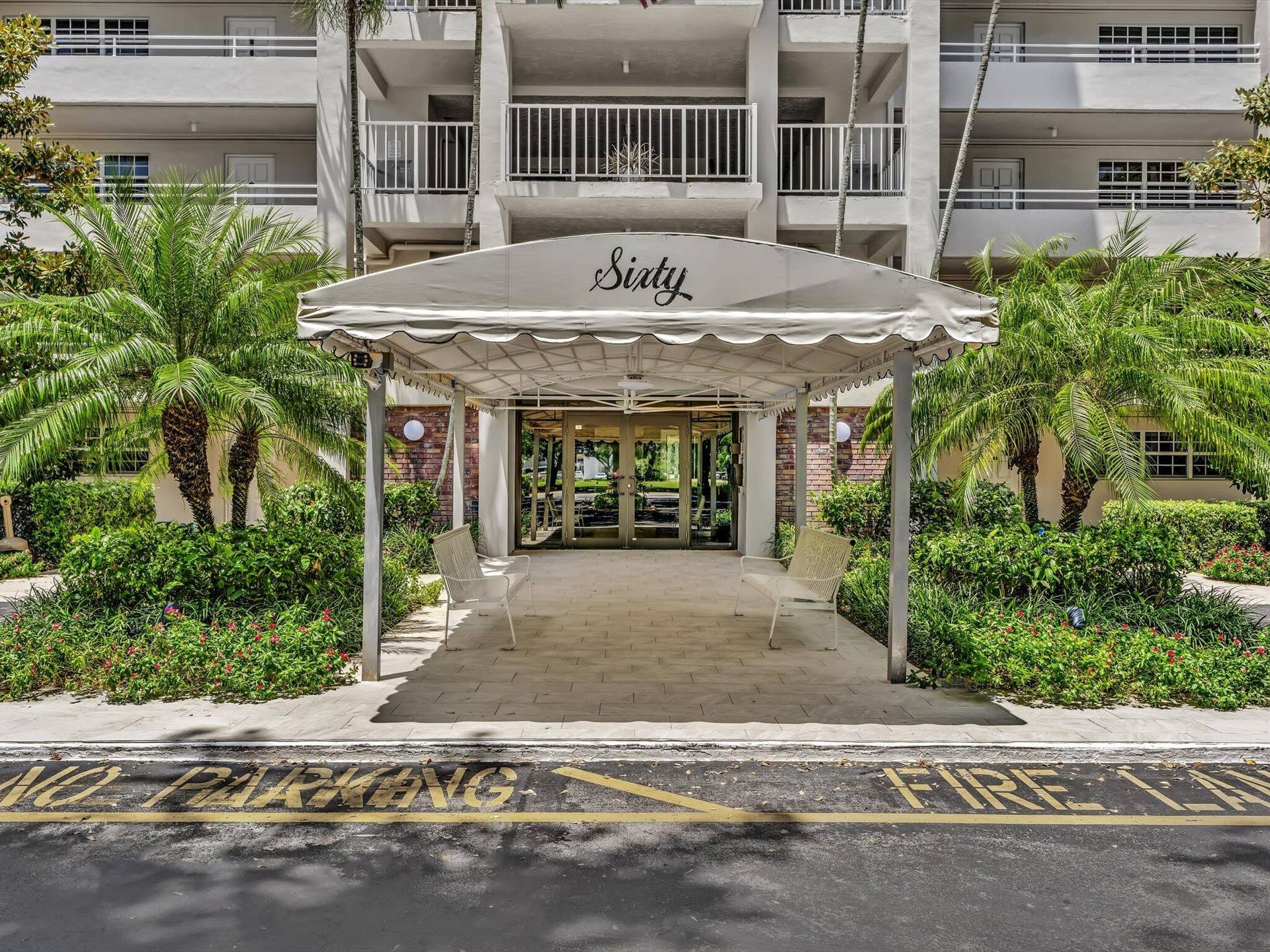 605 OAKS Drive, #810, Pompano Beach, FL 33069 Building Entrance
