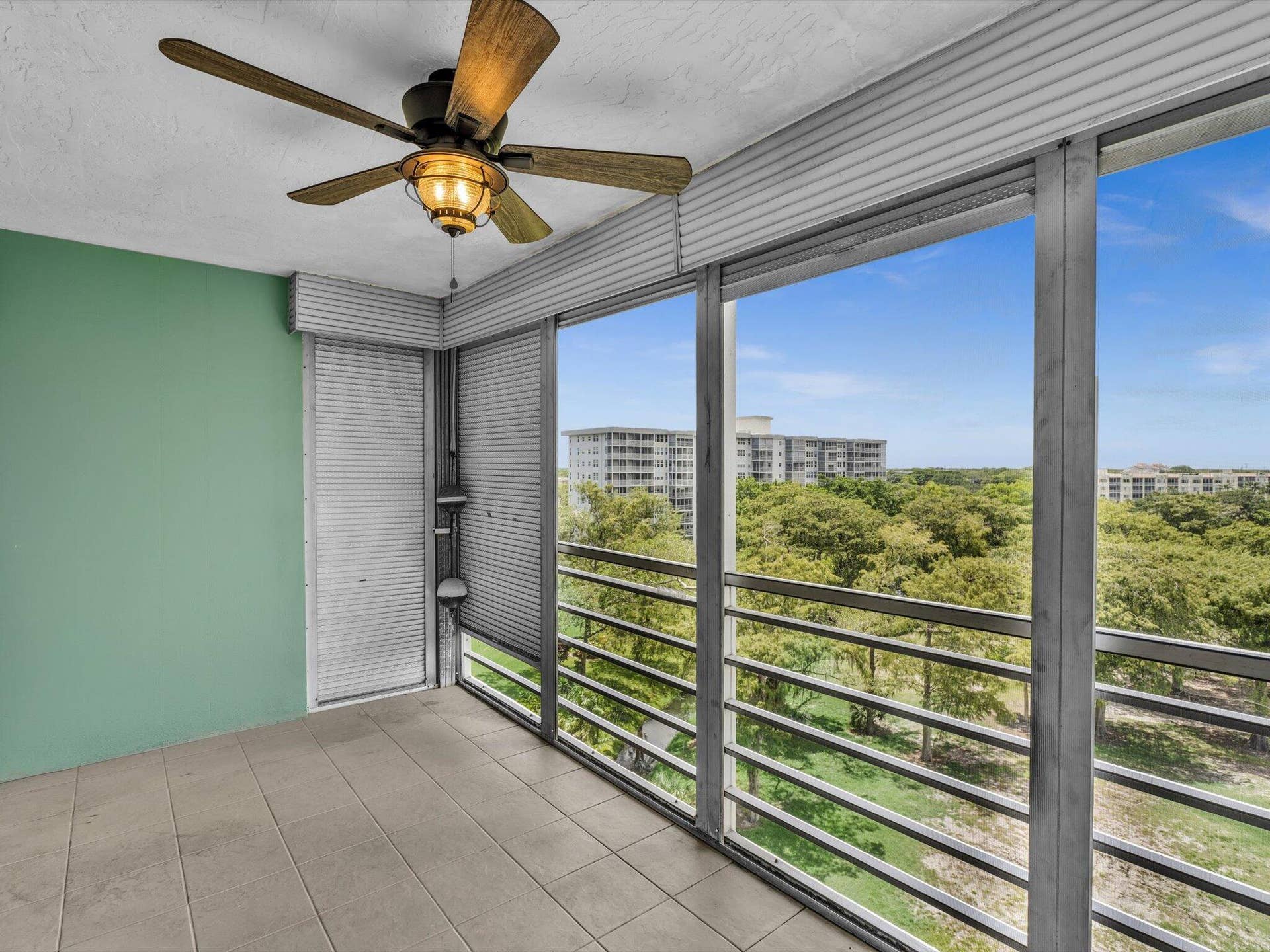605 OAKS Drive, #810, Pompano Beach, FL 33069 27-FPP00246