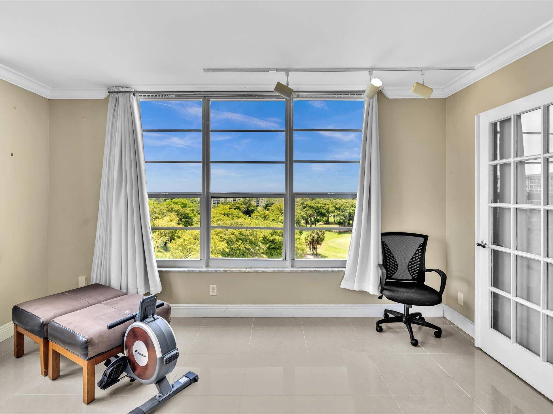 605 OAKS Drive, #810, Pompano Beach, FL 33069 36-FPP00291
