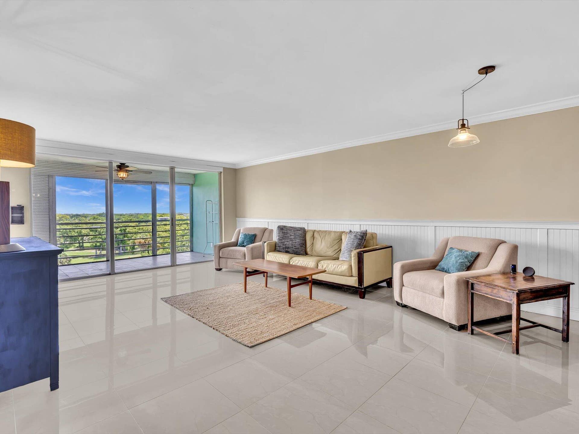 605 OAKS Drive, #810, Pompano Beach, FL 33069 22-FPP00221