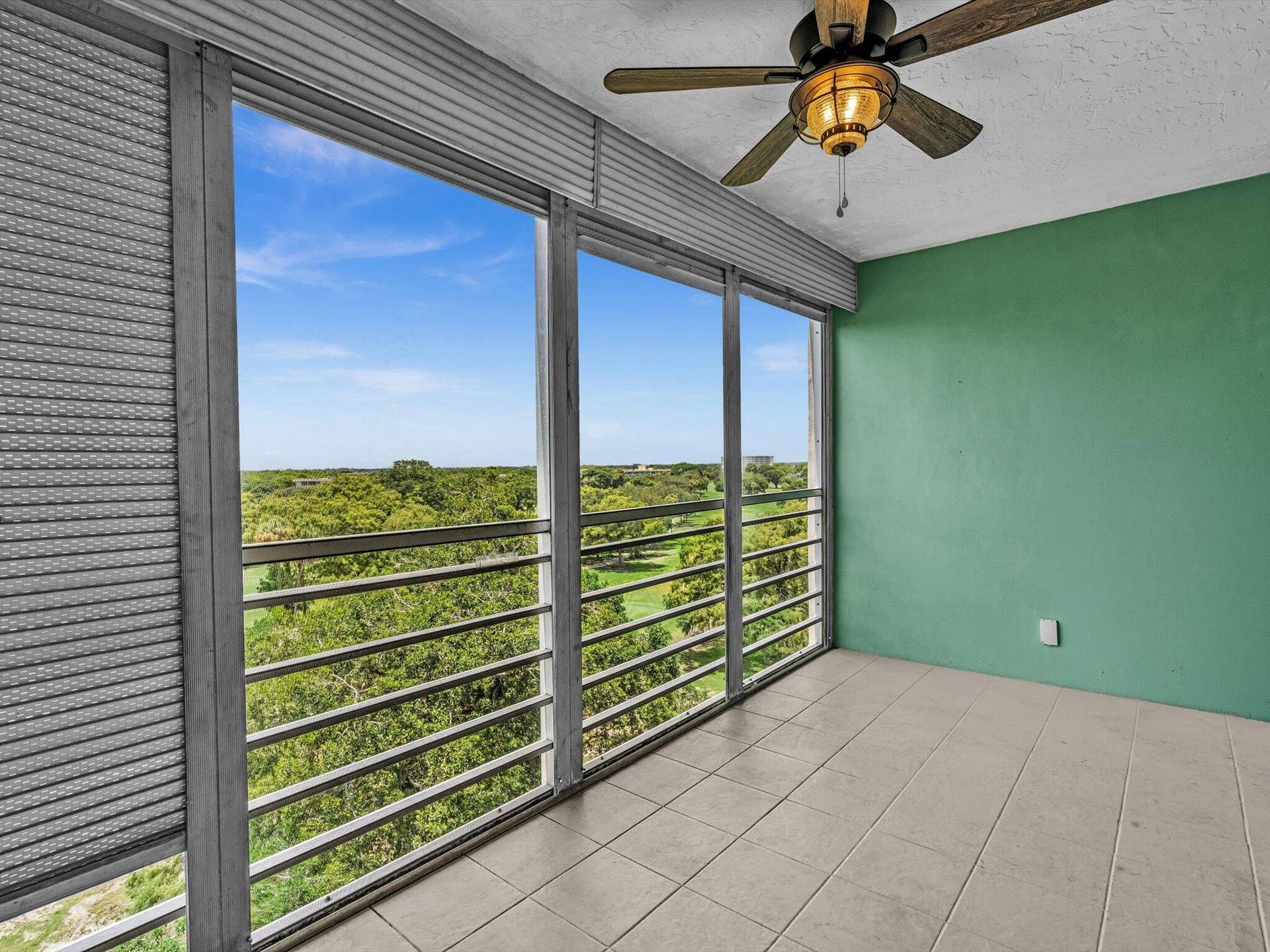 605 OAKS Drive, #810, Pompano Beach, FL 33069 28-FPP00251