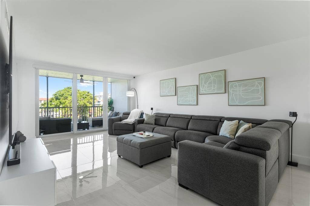 3100 NE 48th Court, #413, Lighthouse Point, FL 33064 Living Room