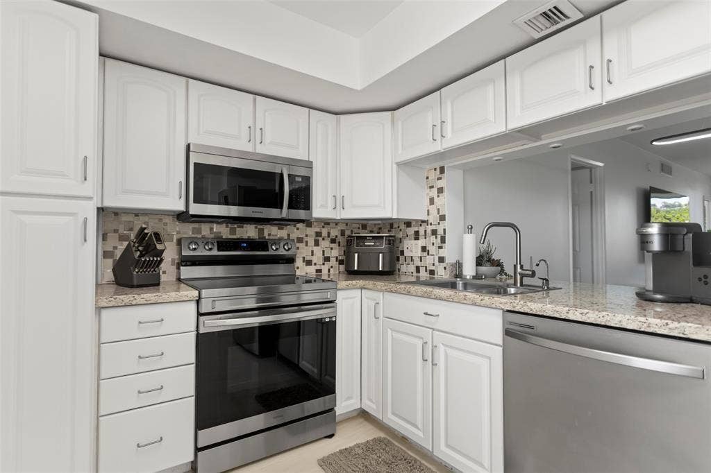 3100 NE 48th Court, #413, Lighthouse Point, FL 33064 Kitchen
