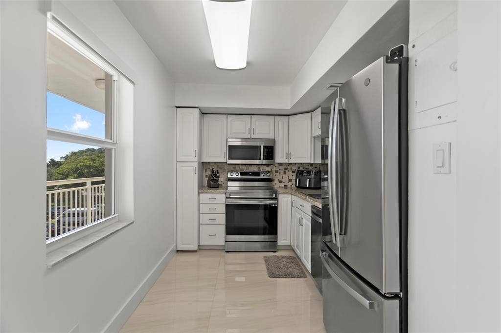 3100 NE 48th Court, #413, Lighthouse Point, FL 33064 Kitchen