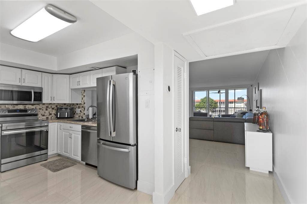 3100 NE 48th Court, #413, Lighthouse Point, FL 33064 Entrance to condo