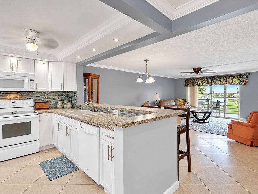321 SE 3rd Street, #302, Dania Beach, FL 33004 KIT01
