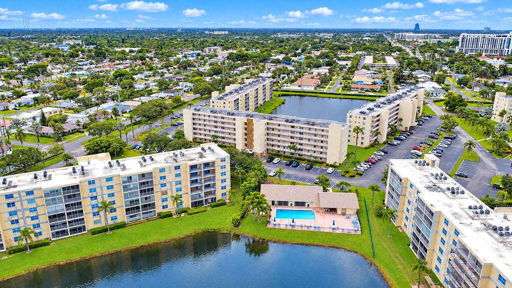 321 SE 3rd Street, #302, Dania Beach, FL 33004 AIR01