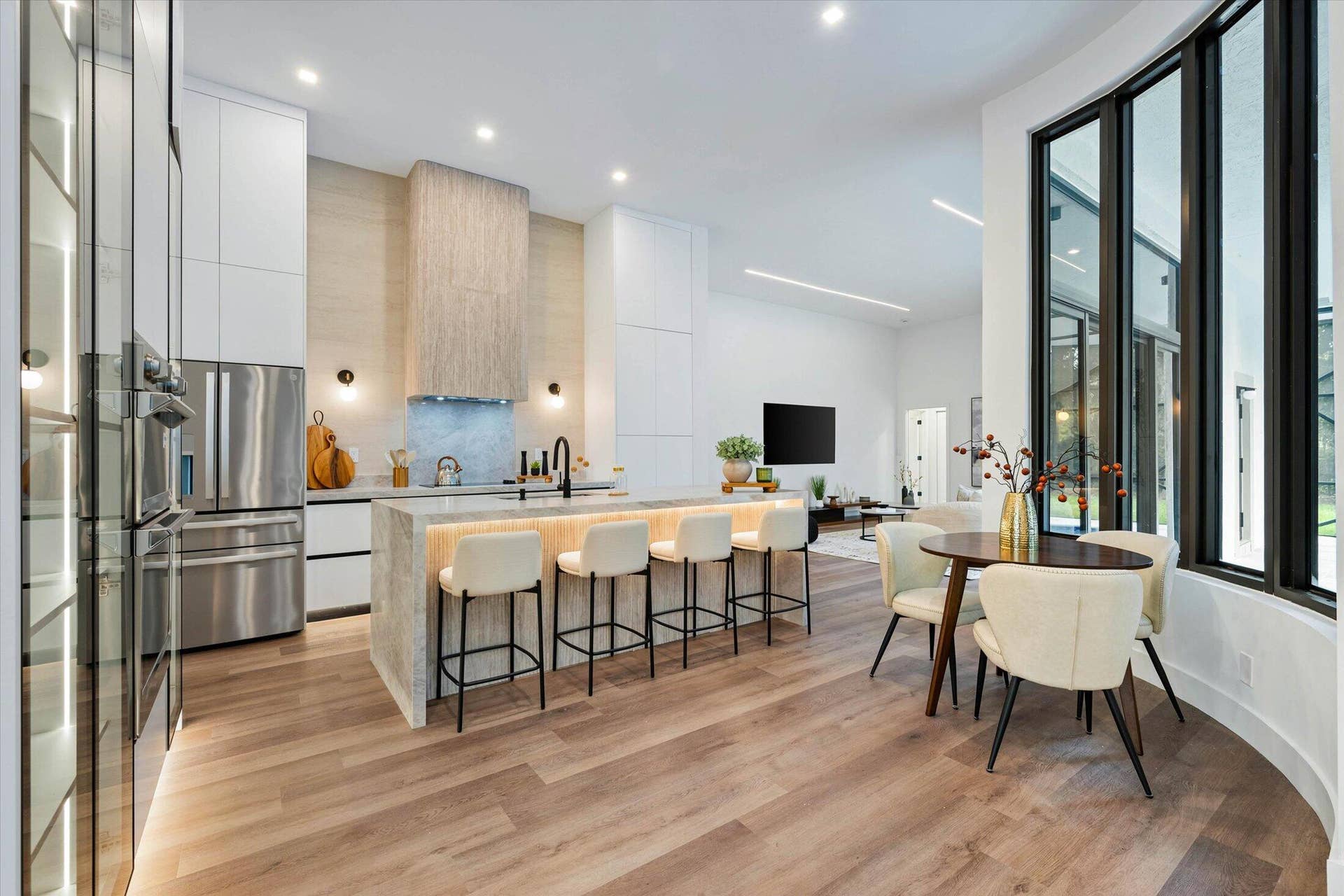 Around the corner, ta-da! Kitchen and breakfast nook