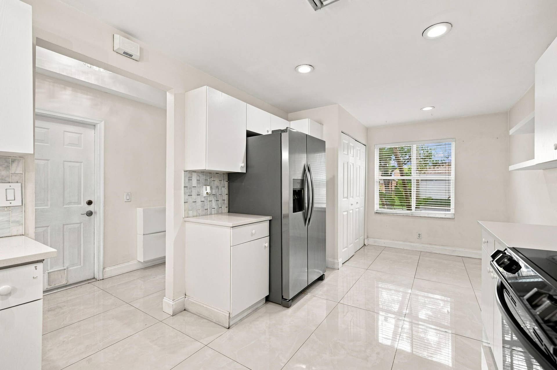 1590 ORION Lane, Weston, FL 33327 Brand new refrigerator