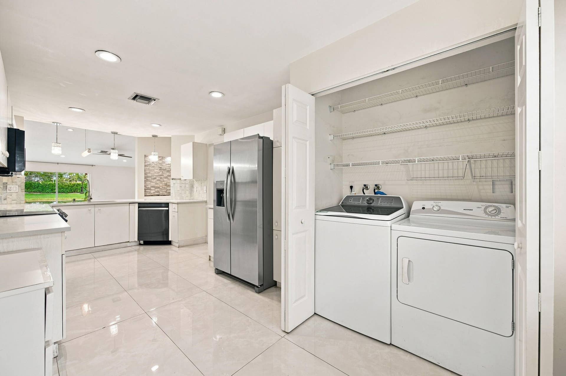 1590 ORION Lane, Weston, FL 33327 Newer Washer & Dryer