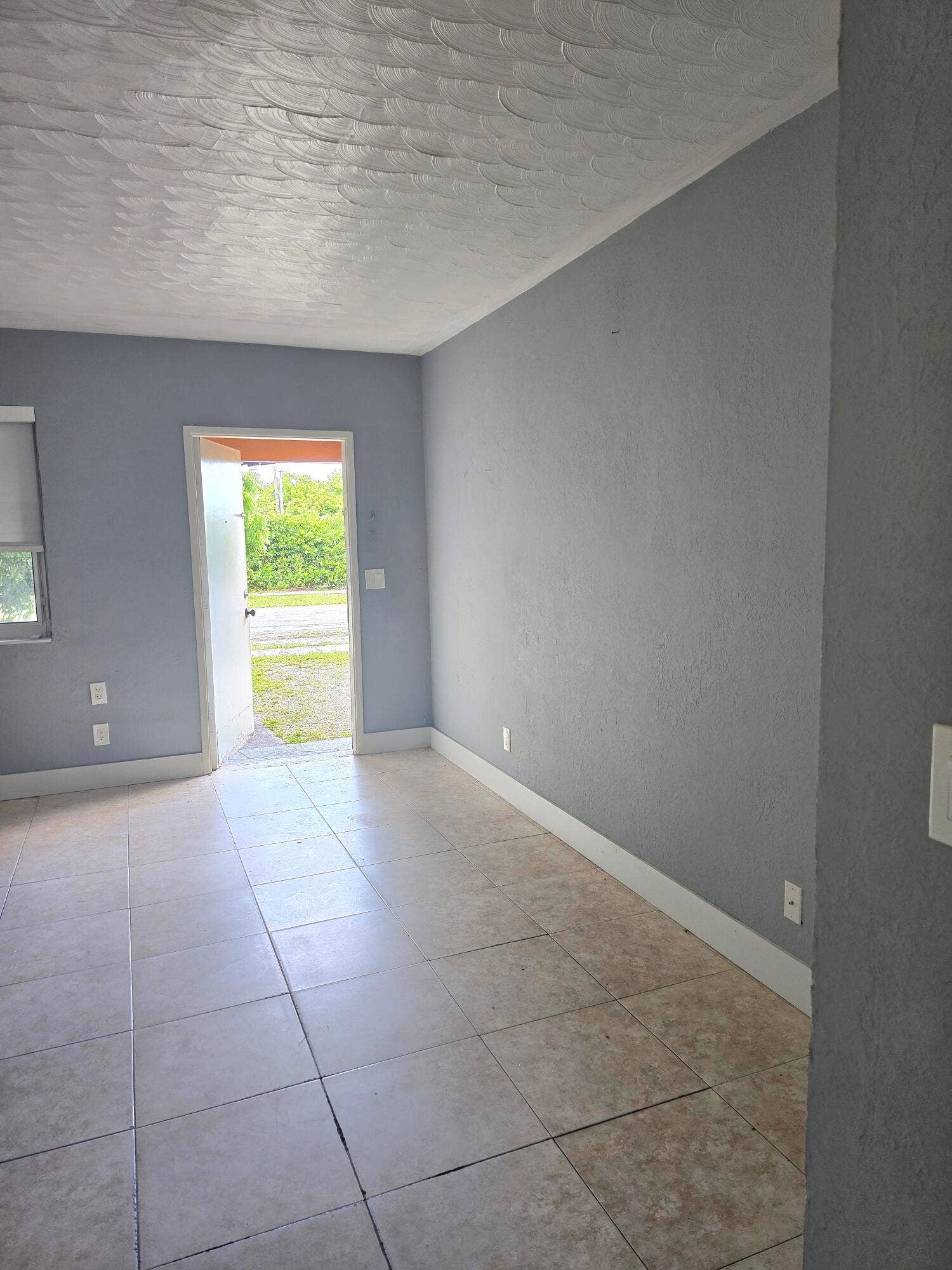 305 SW 14TH Street, #1 FRONT, Dania Beach, FL 33004 LIVING ROOM LOOKING TOWARDS FRONT DOOR