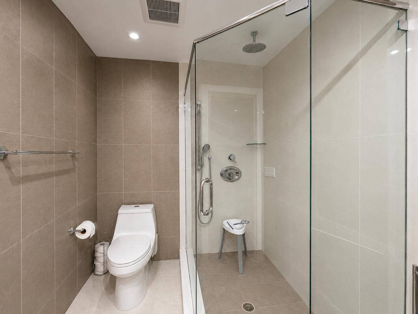 725 N RIVERSIDE Drive, #105, Pompano Beach, FL 33062 Main Bath