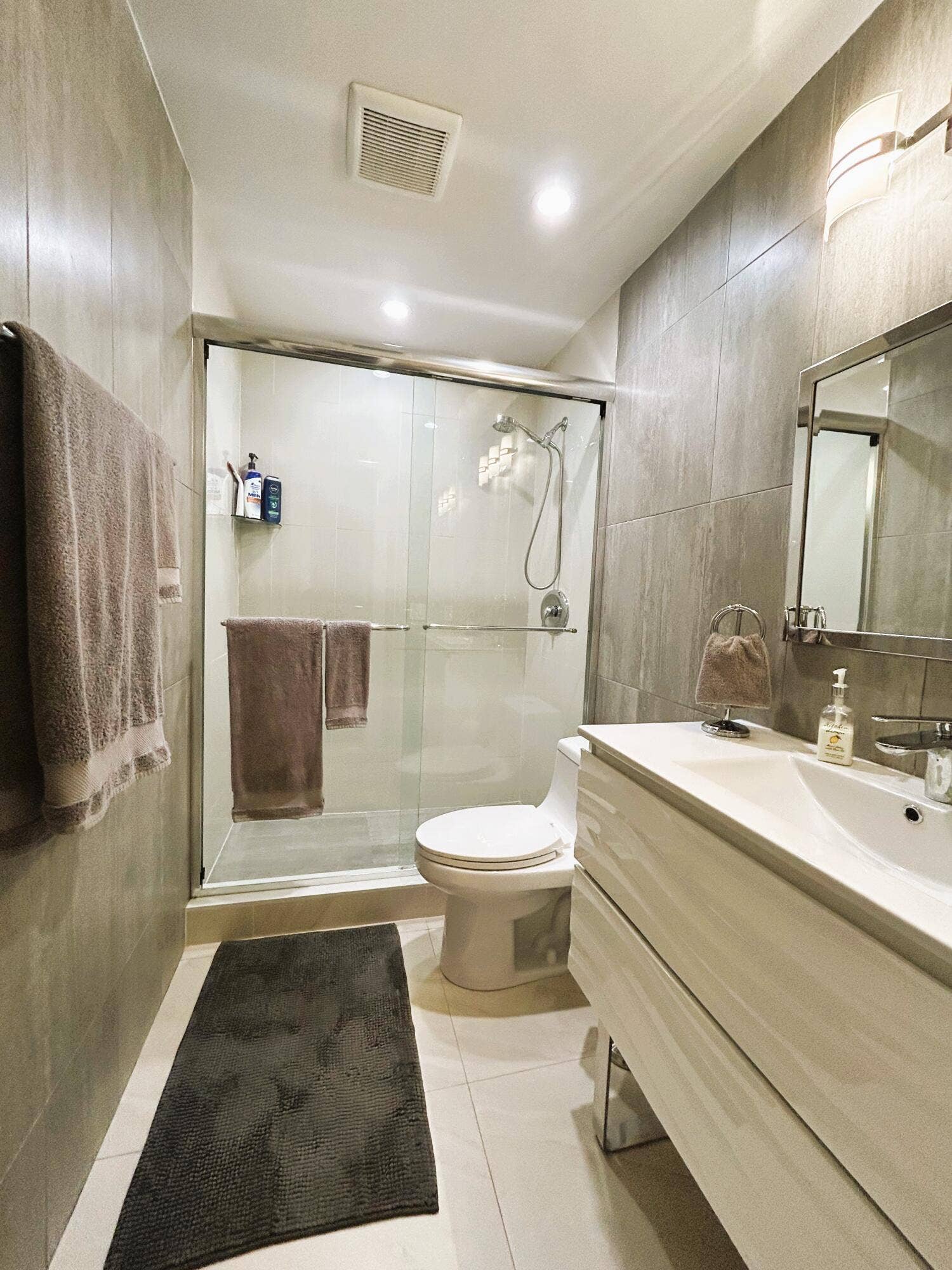 725 N RIVERSIDE Drive, #105, Pompano Beach, FL 33062 Guest Bathroom