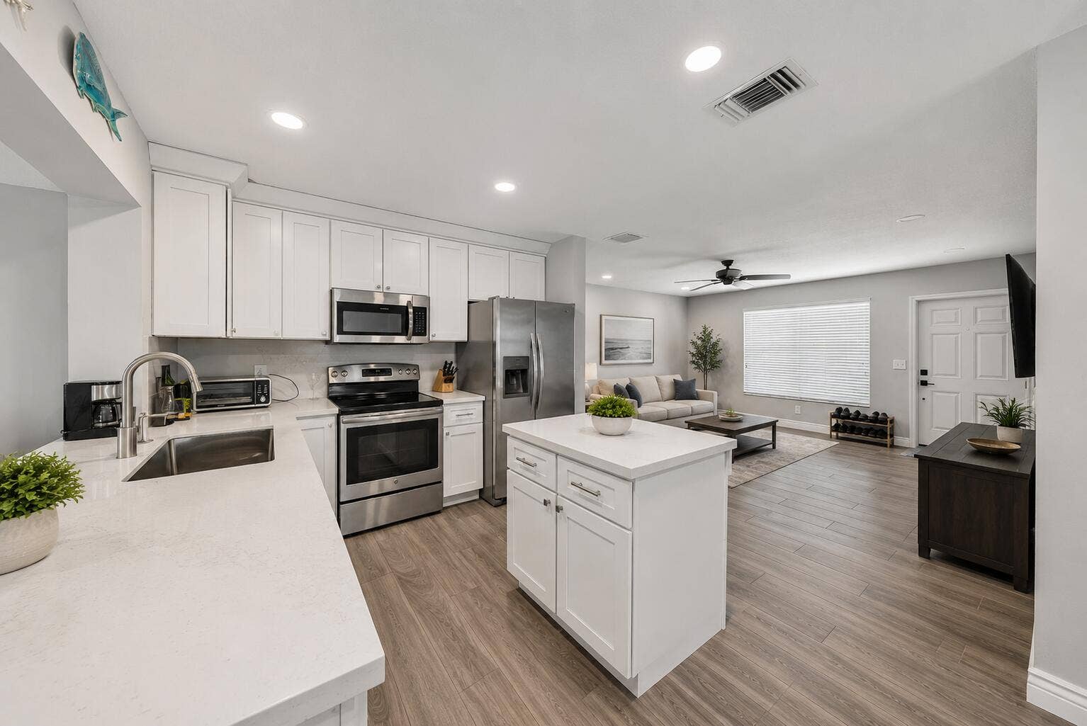 121 NE 55TH Street, Oakland Park, FL 33334 kitchen