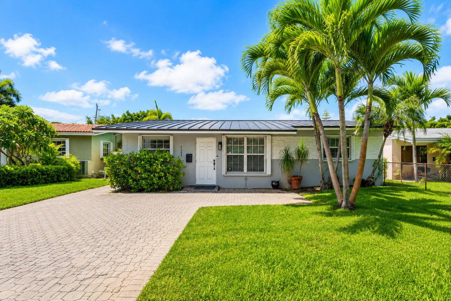 121 NE 55TH Street, Oakland Park, FL 33334 front of the house