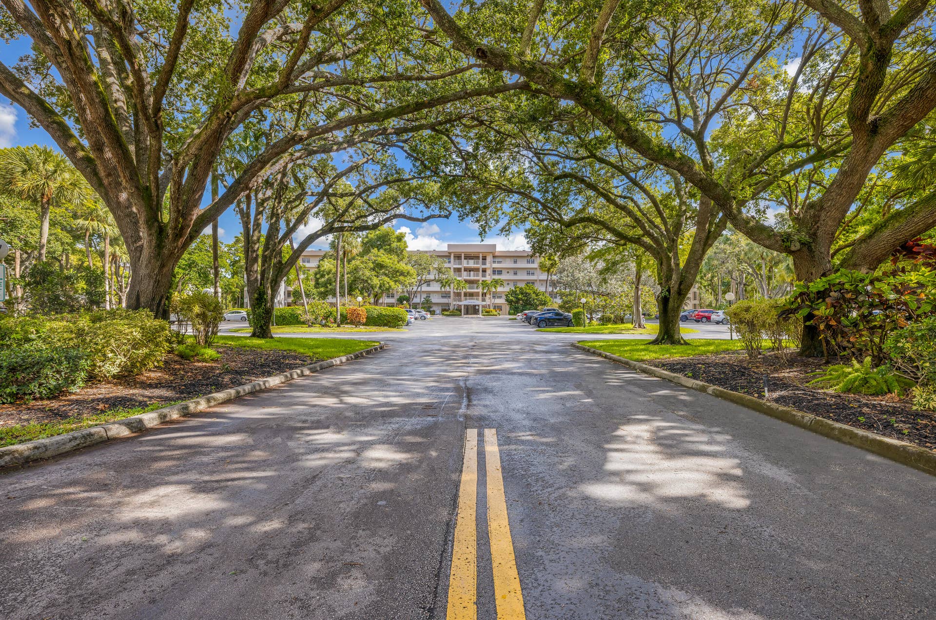 3930 OAKS CLUBHOUSE Drive, #401, Pompano Beach, FL 33069 3930 Oaks Clubhouse Dr-Pompano Beach, Na