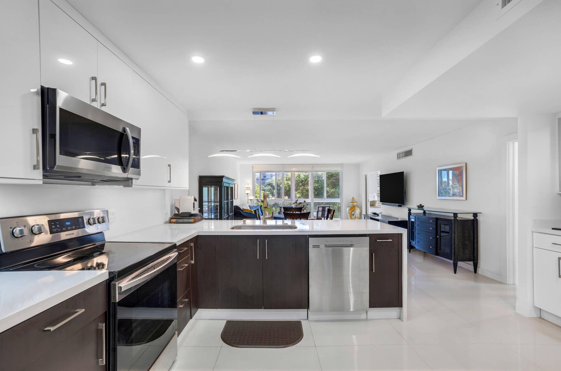 3930 OAKS CLUBHOUSE Drive, #401, Pompano Beach, FL 33069 3930 Oaks Clubhouse Dr-Pompano Beach, Na