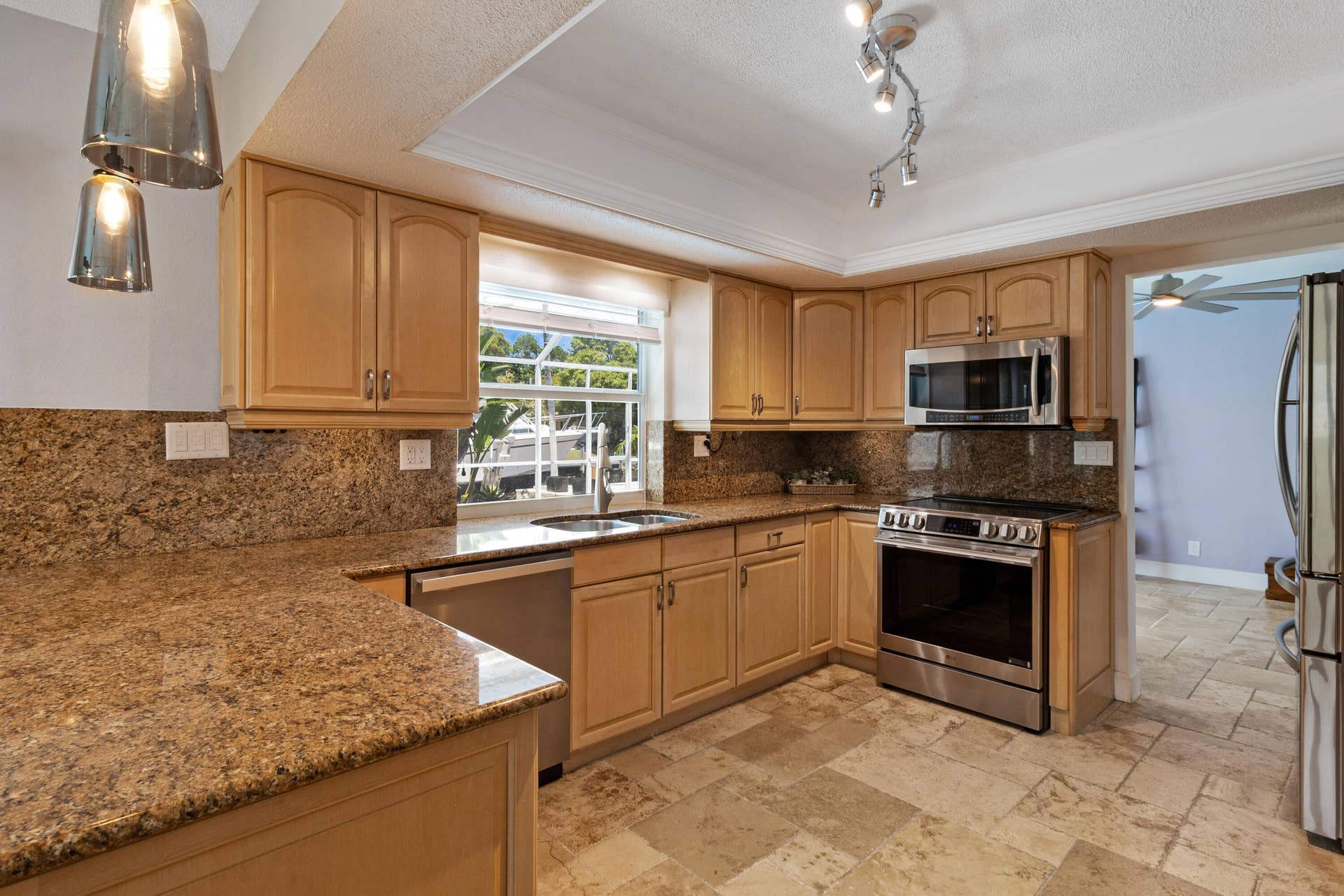611 SE 9TH Avenue, Pompano Beach, FL 33060 18_accutour_01 611-se-9th-ave -017