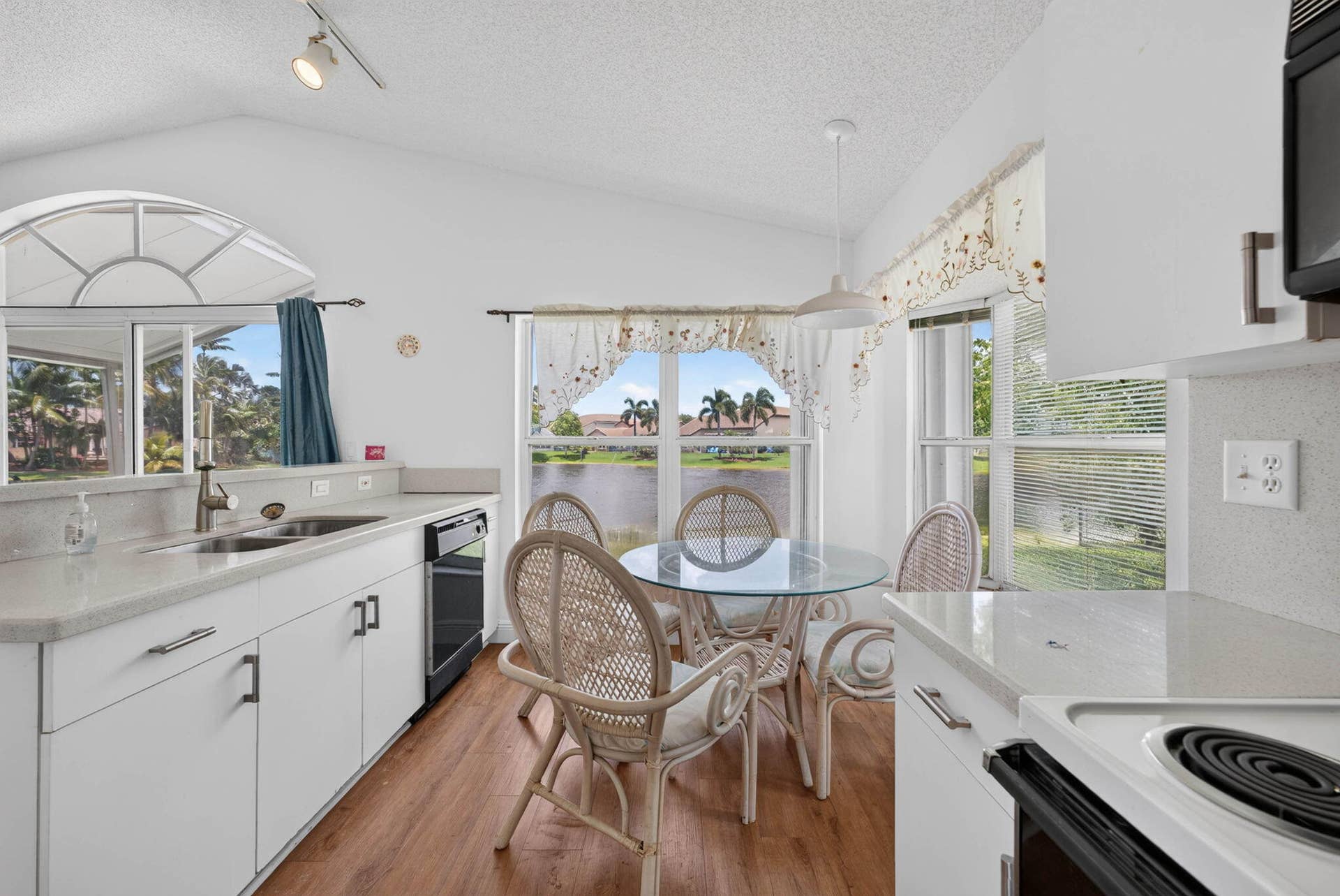 18871 NW 2ND Street, Pembroke Pines, FL 33029 25-web-or-mls-DSC01654