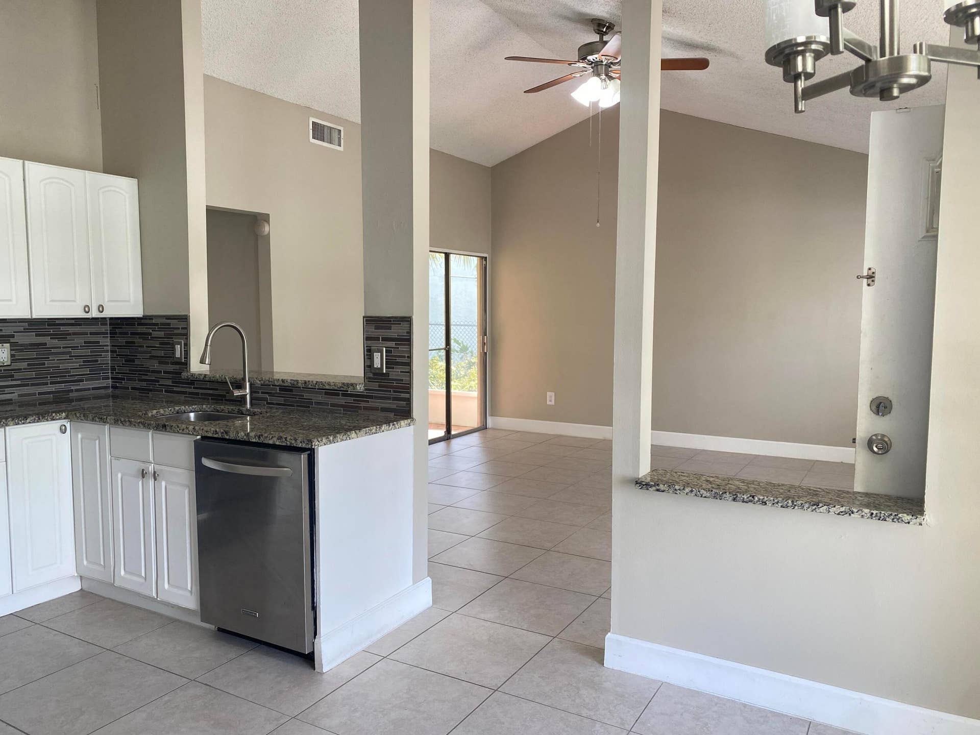 8233 Scenic Turn, Boca Raton, FL 33433 Vaulted Ceilings