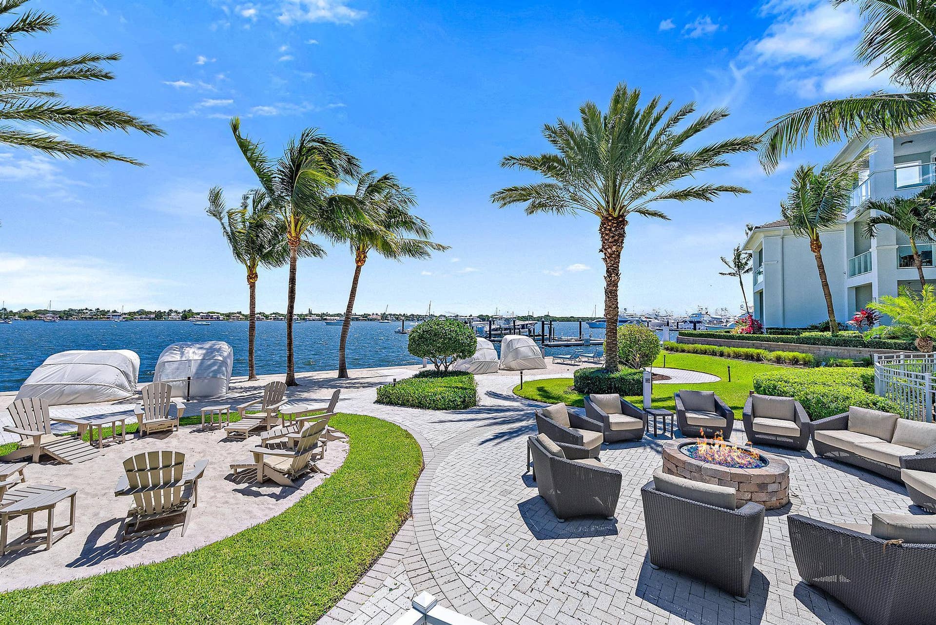 1 Water Club Way, #1604, North Palm Beach, FL 33408 Resort-Style Fire Lounge