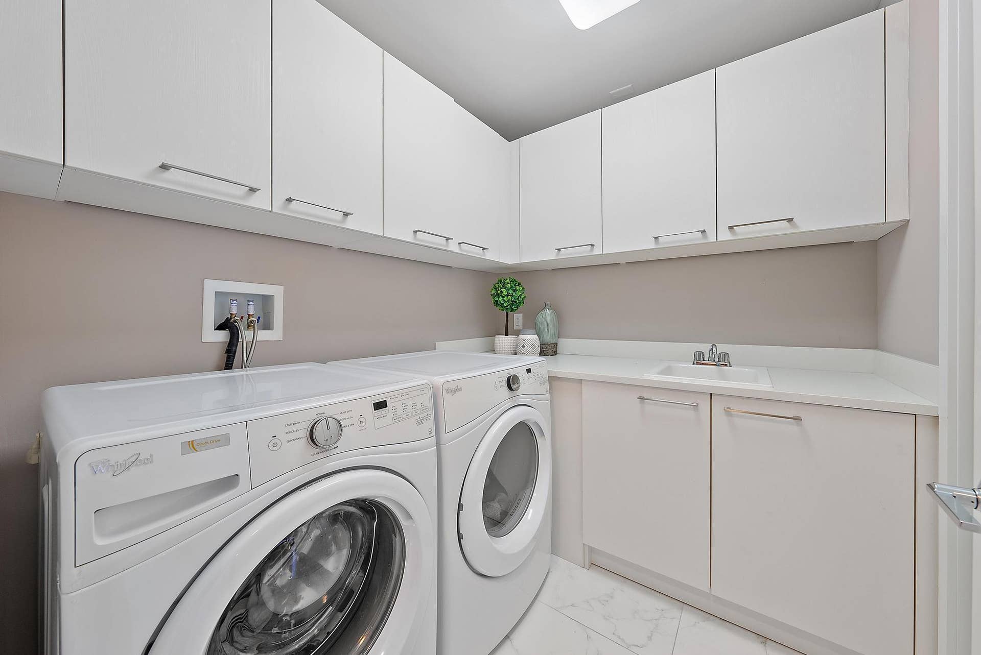 1 Water Club Way, #1604, North Palm Beach, FL 33408 Laundry Room