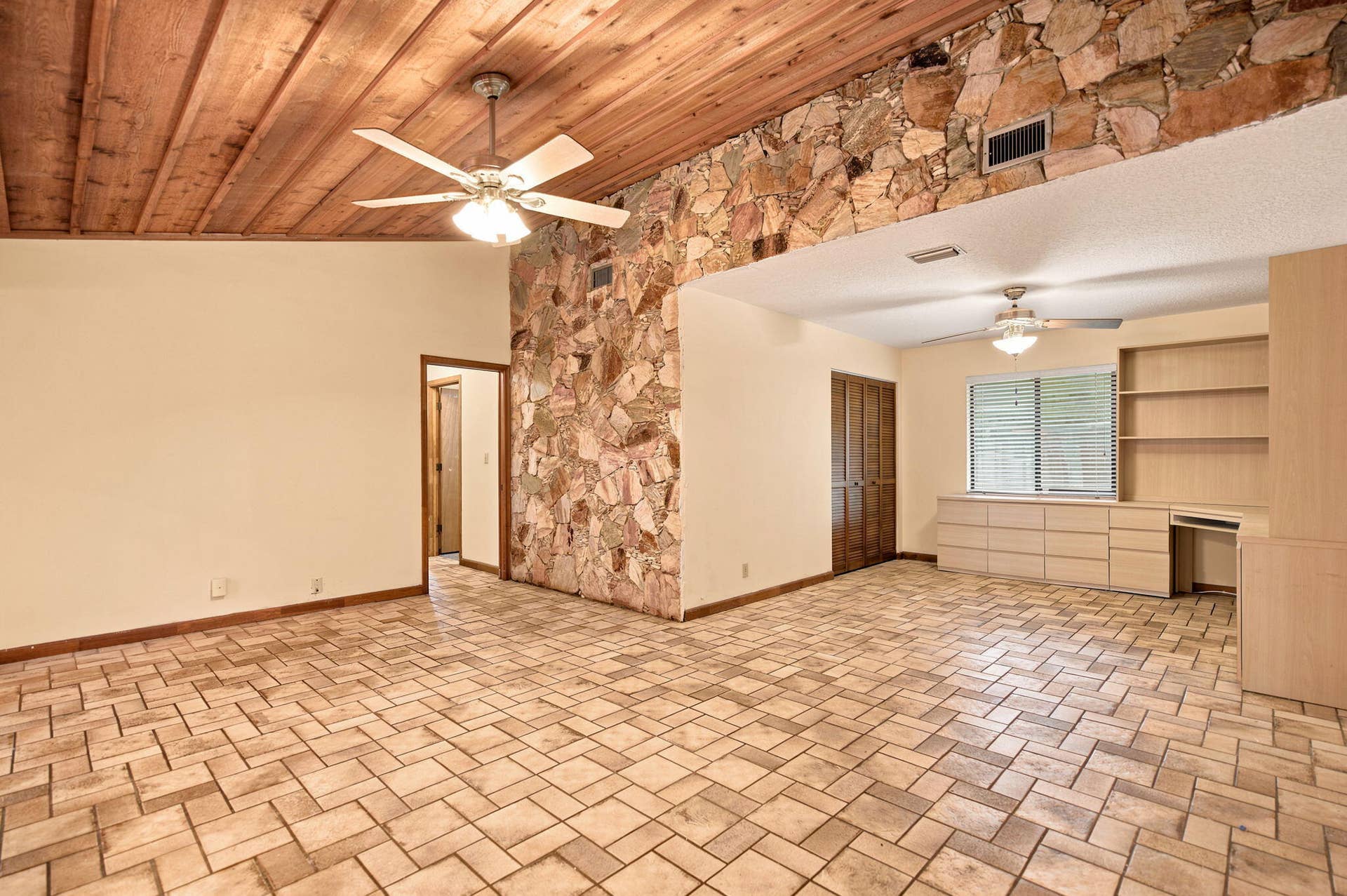 BIG TOTAL FAMILY ROOM