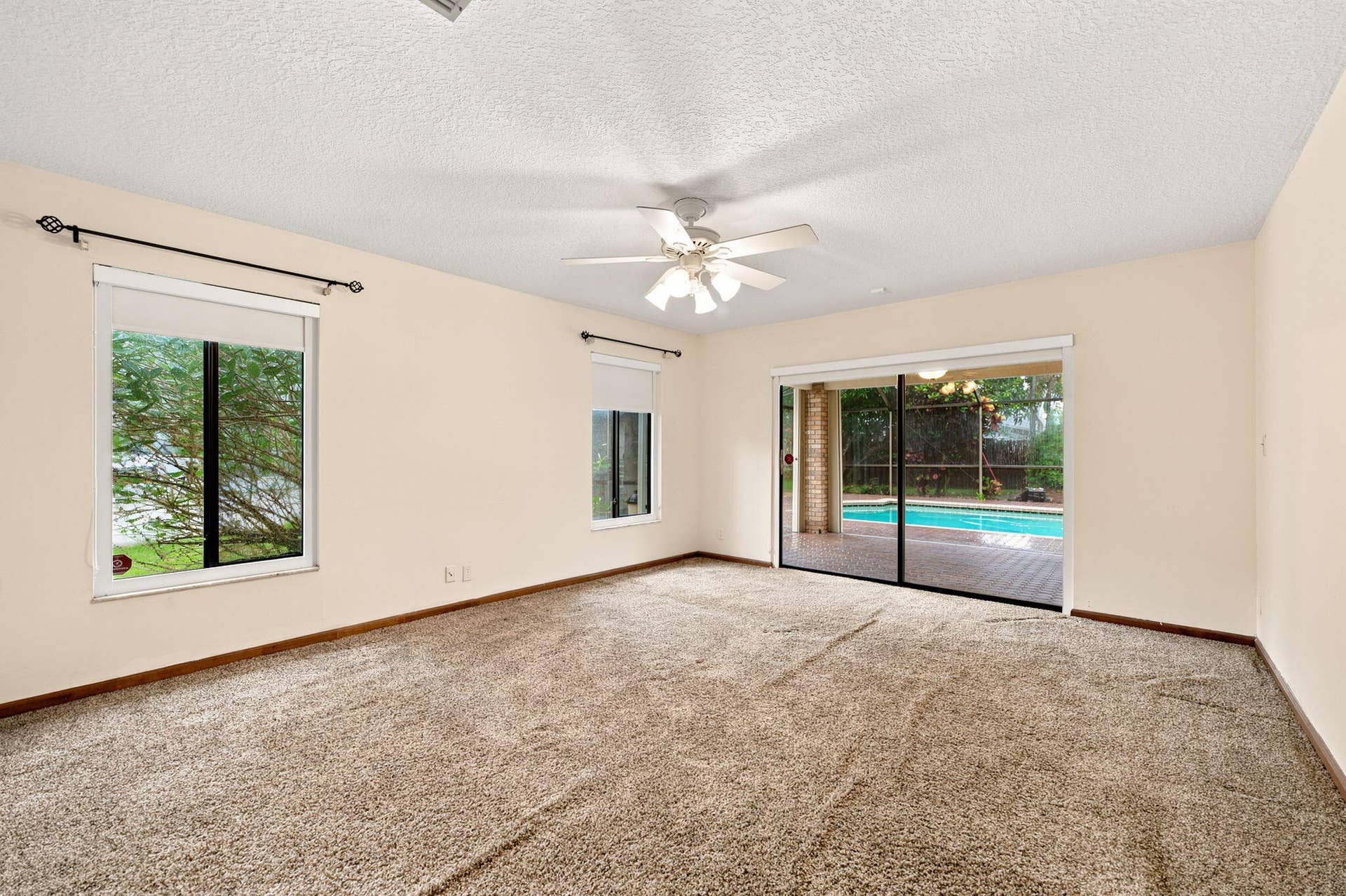 MASTER BEDROOM. SLIDING DOORS TO PATIO AND POOL.