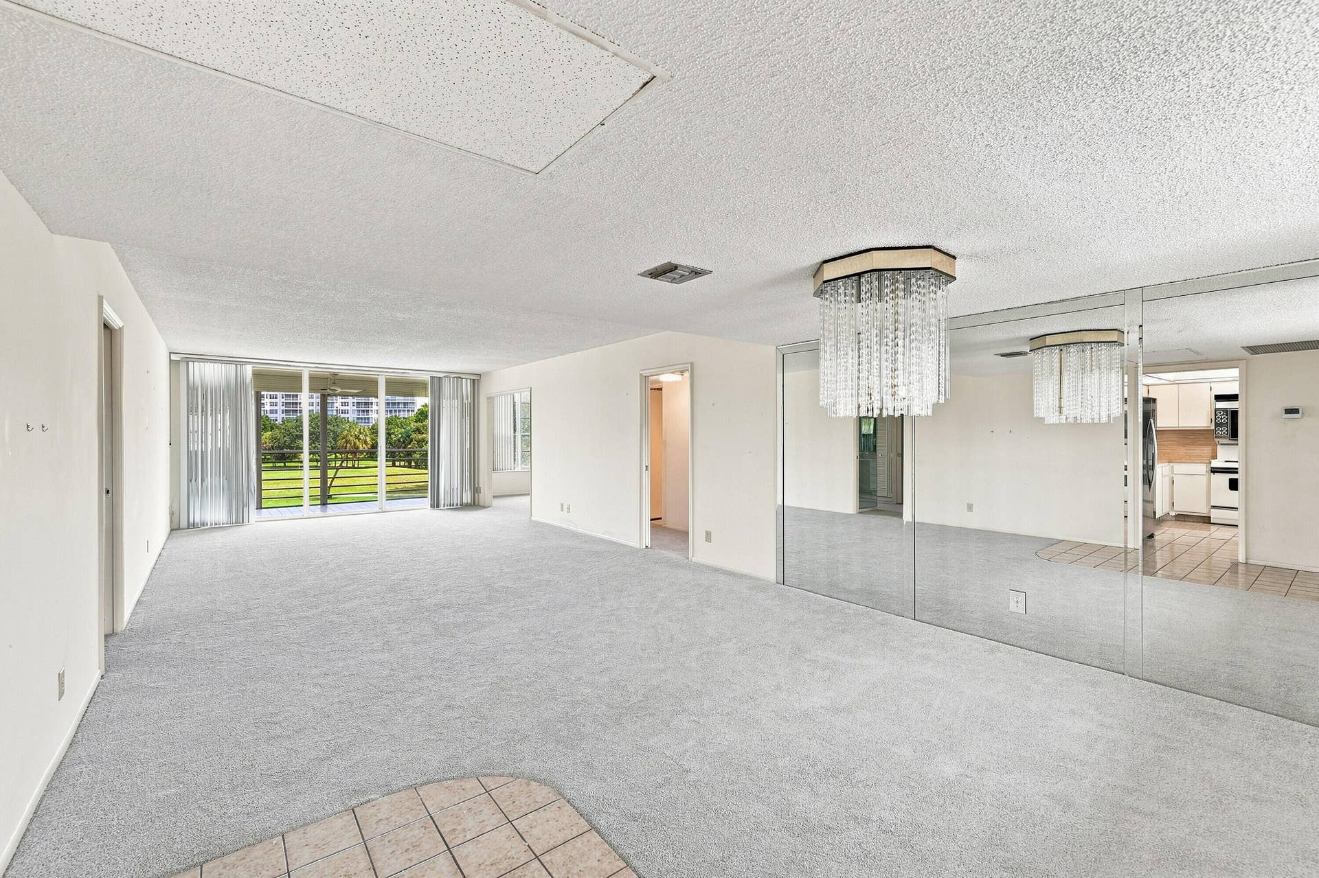 555 Oaks Lane, #303, Pompano Beach, FL 33069 08_dining area