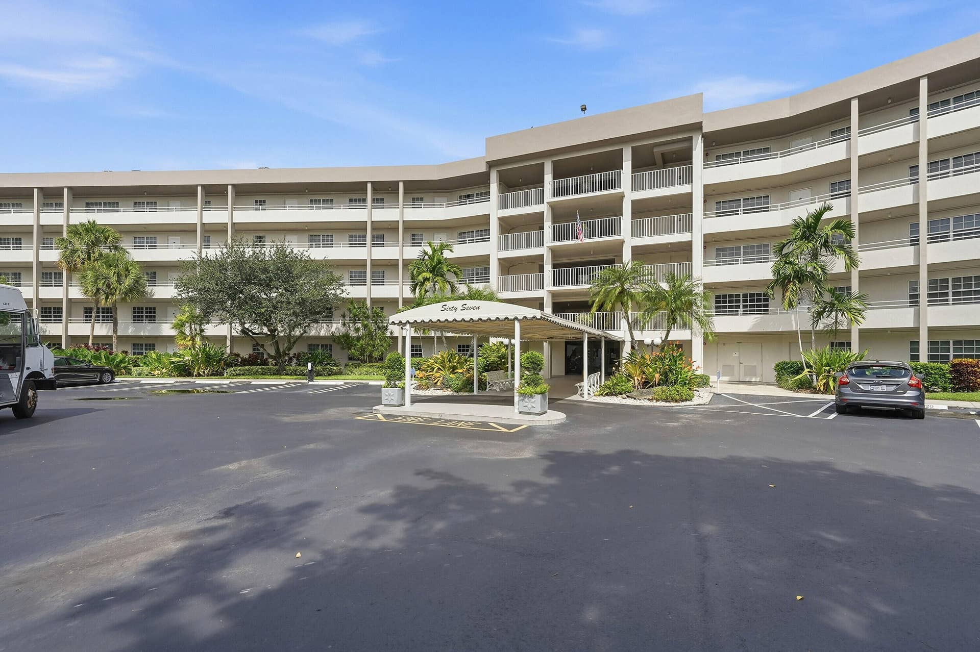 555 Oaks Lane, #303, Pompano Beach, FL 33069 03_front