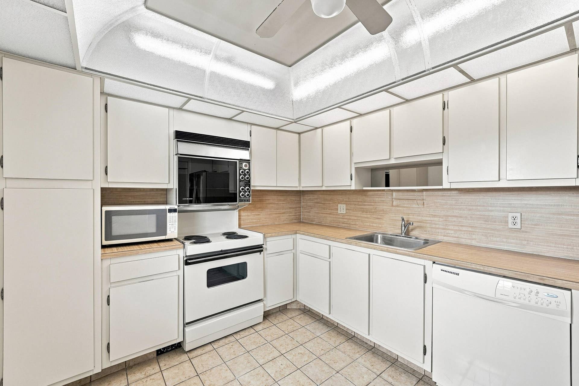 555 Oaks Lane, #303, Pompano Beach, FL 33069 12_kitchen