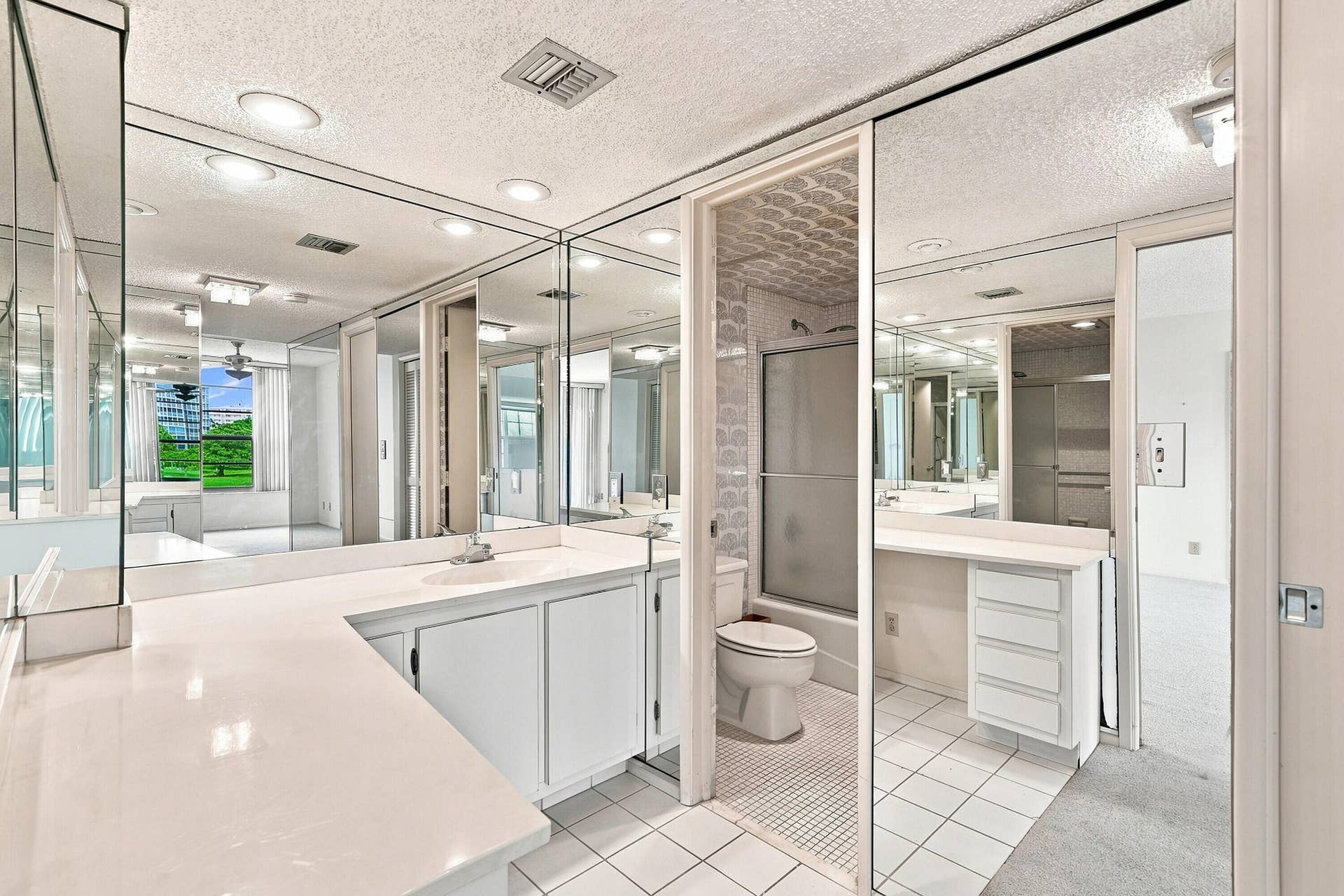 555 Oaks Lane, #303, Pompano Beach, FL 33069 25_primary bathroom