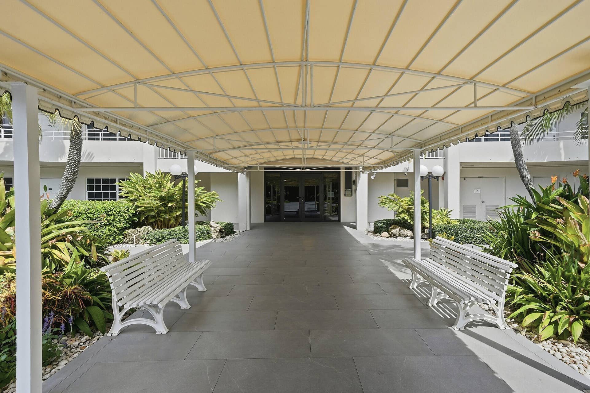 555 Oaks Lane, #303, Pompano Beach, FL 33069 04_exterior entry