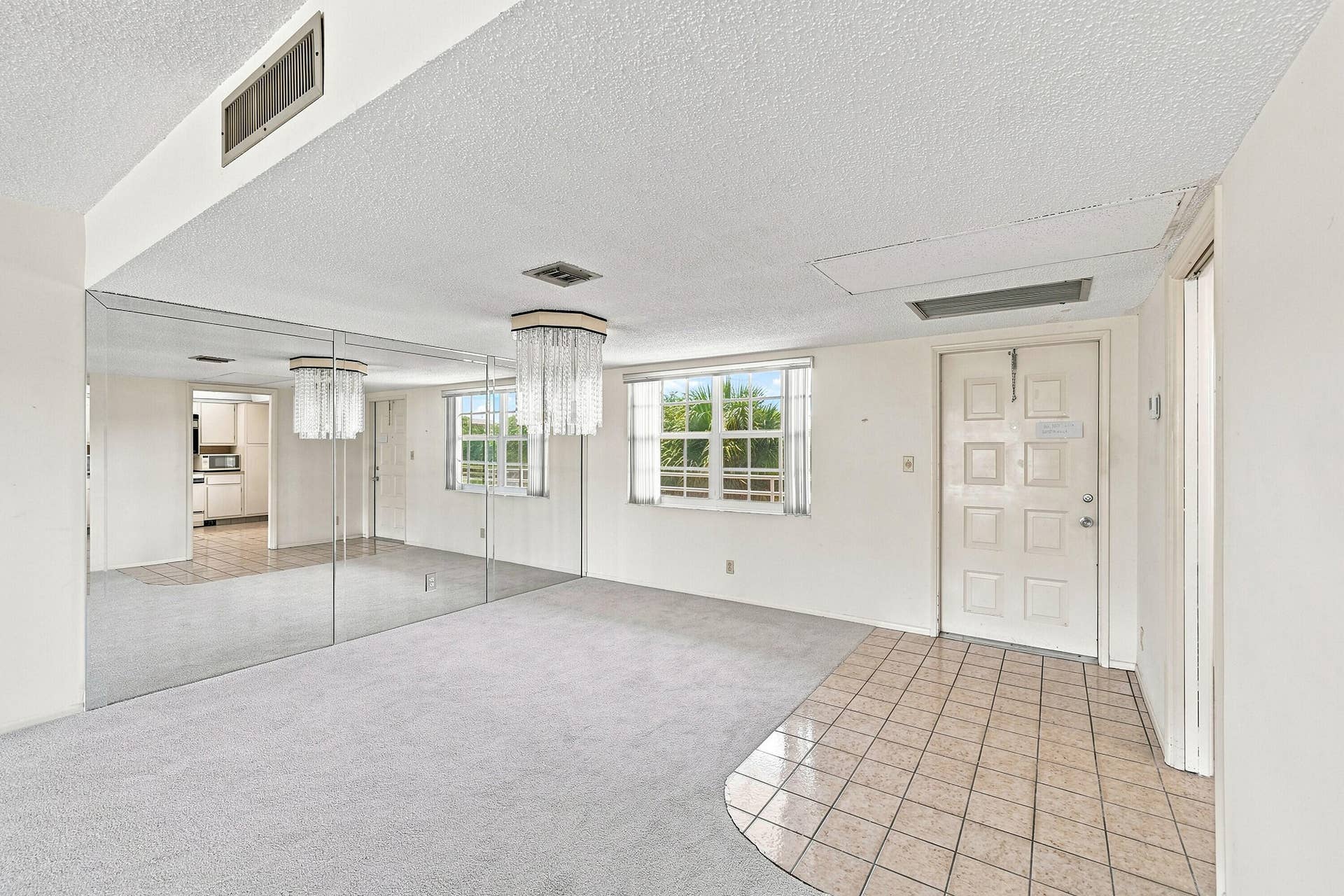 555 Oaks Lane, #303, Pompano Beach, FL 33069 09_dining area