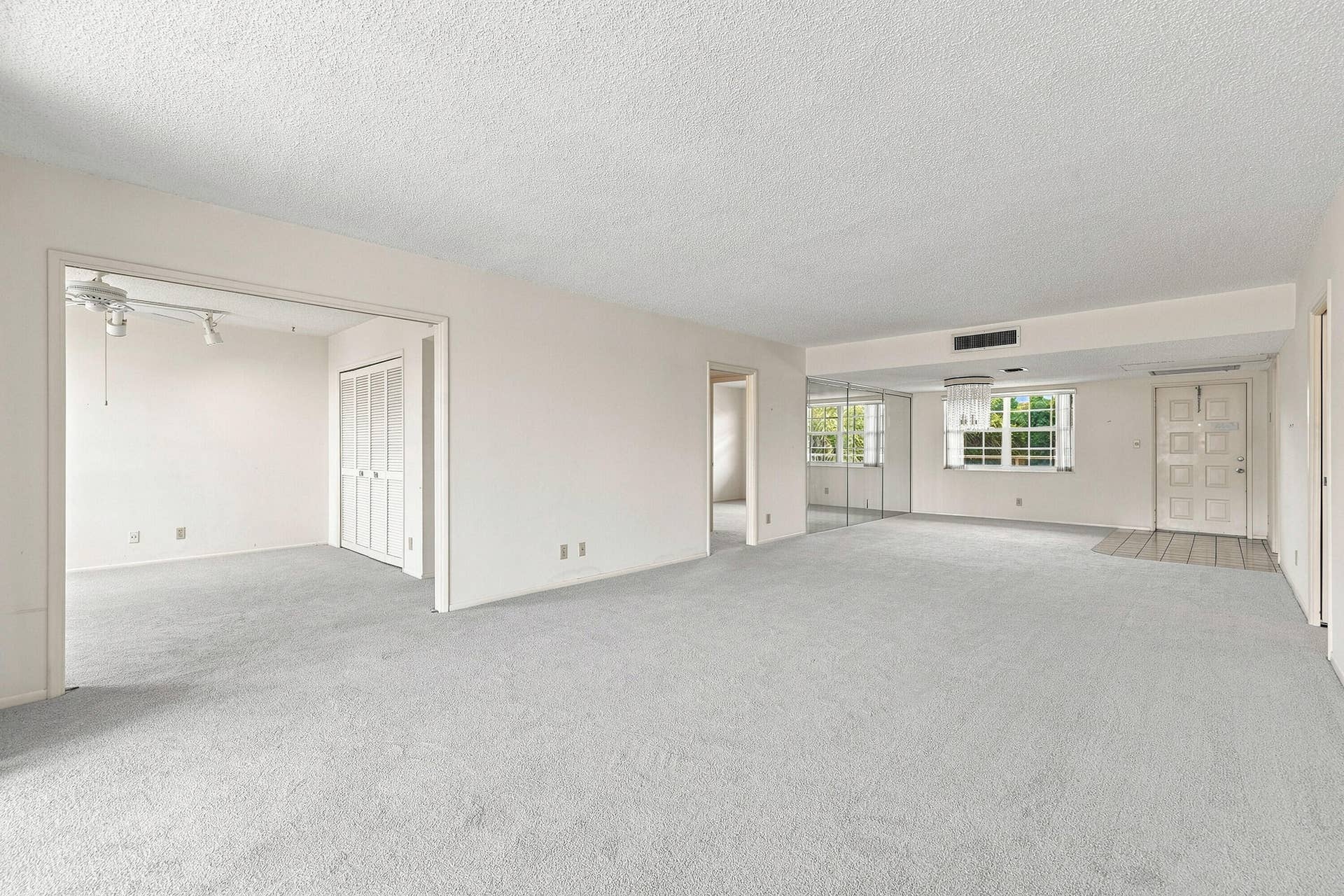 555 Oaks Lane, #303, Pompano Beach, FL 33069 17_living room