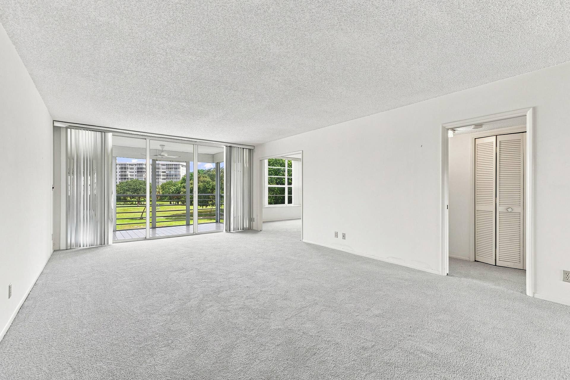 555 Oaks Lane, #303, Pompano Beach, FL 33069 15_living room