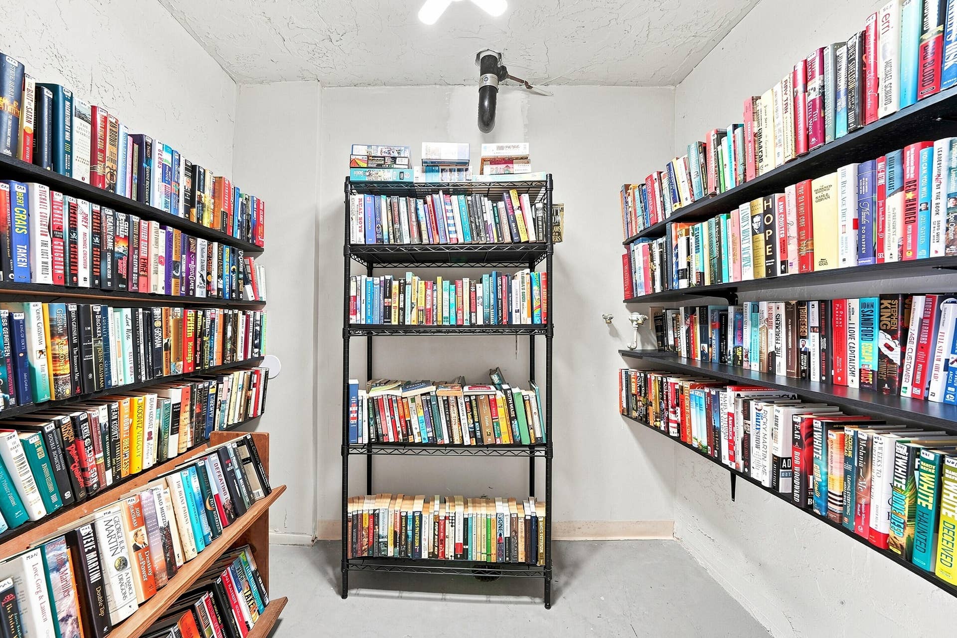 555 Oaks Lane, #303, Pompano Beach, FL 33069 36_library