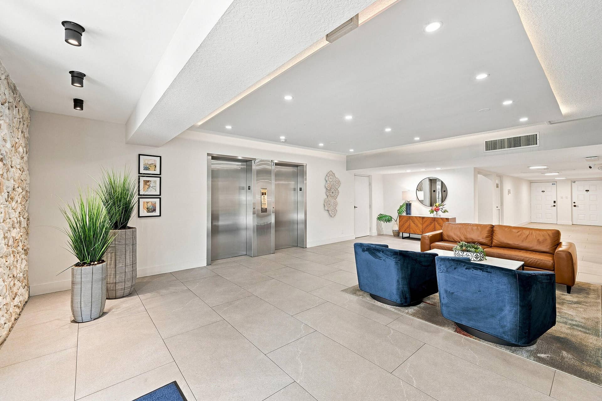555 Oaks Lane, #303, Pompano Beach, FL 33069 05_lobby