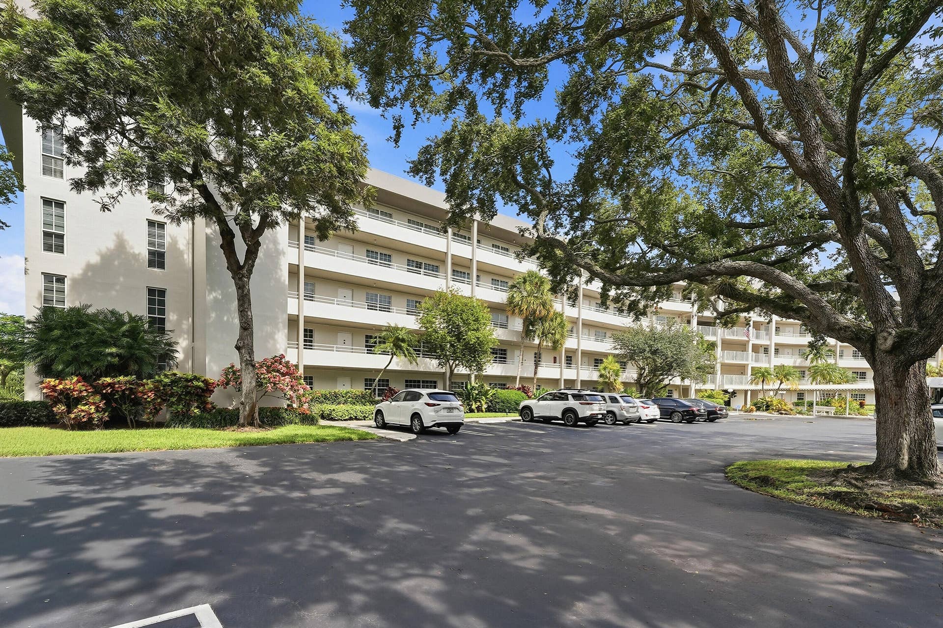 555 Oaks Lane, #303, Pompano Beach, FL 33069 01_front